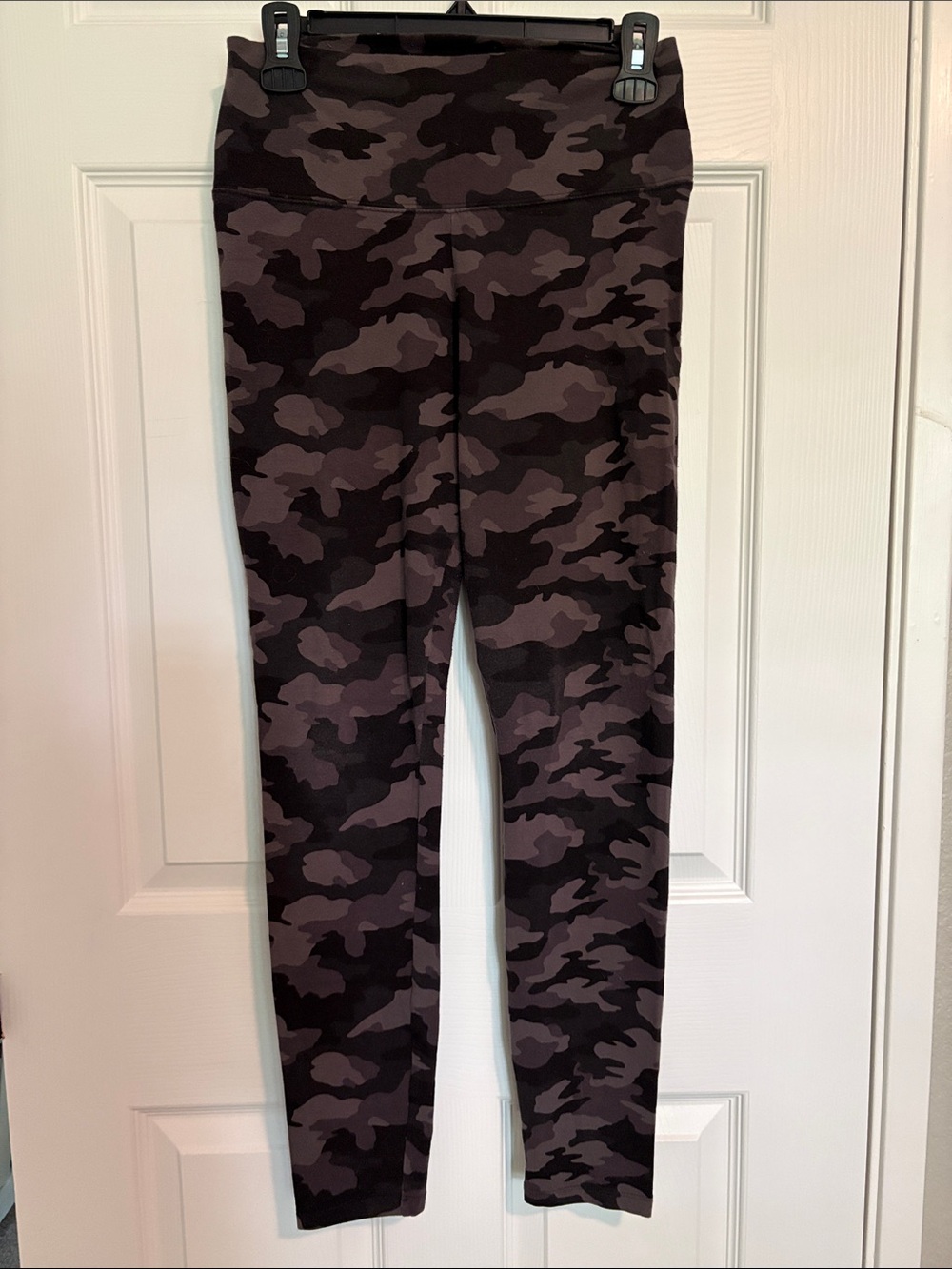 CLEARANCE - Vera Wang Black & Gray Camo Leggings
